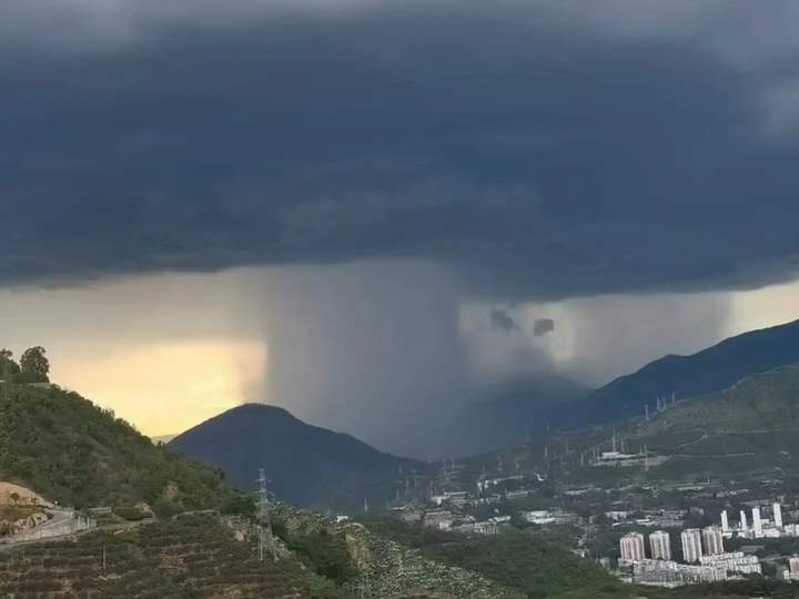 乌云压境雨柱如瀑,多项目赛事因极端天气紧急叫停