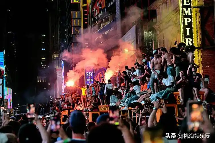 世界杯热潮下中超球迷狂欢：国足世预赛若出线或将引发百万人大游行